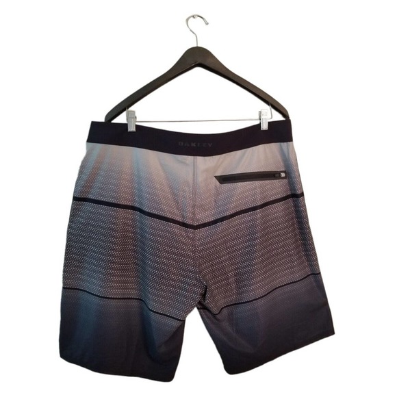 Oakley Lightweight swing Shorts Men's Size 38, inseam 10.5 in multicolor - Picture 2 of 7